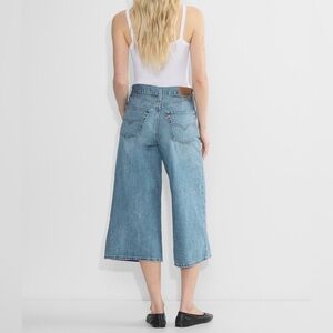 Levi women’s XL culottes mid rise capri wide leg jeans size 25
